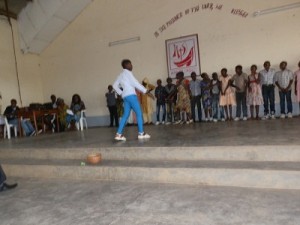Actuando en la sala multiuso del Centro Socioeducativo Calasanz de Bafia