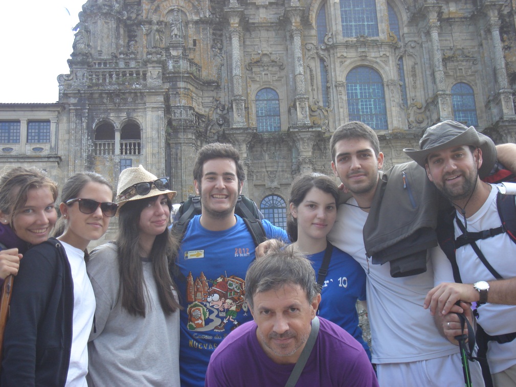 Tras los 111 km que separan Sarria de Santiago de Compostela, los 8 peregrinos del Grupo «Nuevas Huellas» de Granada han dado el abrazo al apóstol