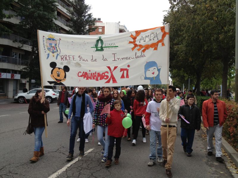 Exposición de pancartas marcha contra el cáncer.