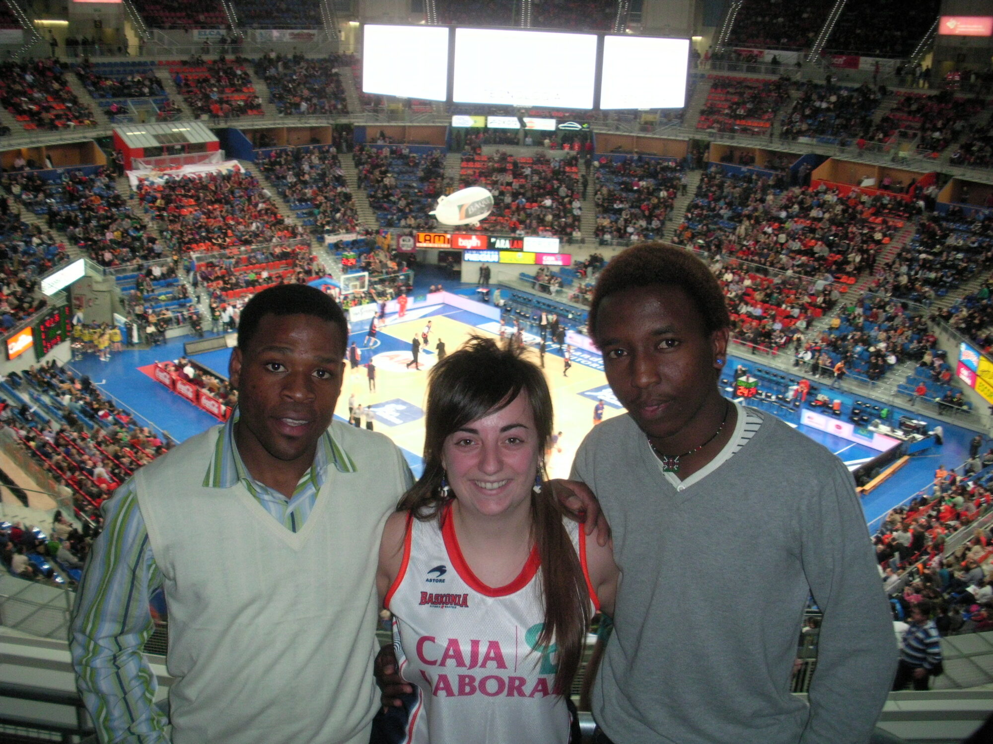 JÓVENES DEL HOGAR AUKERA EN EL PARTIDO DEL BASKONIA
