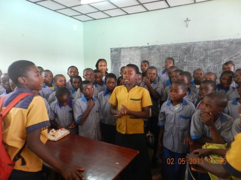 Alumn@s de Bamendjou visitan el Colegio Técnico Calasanz de Bandjoun.