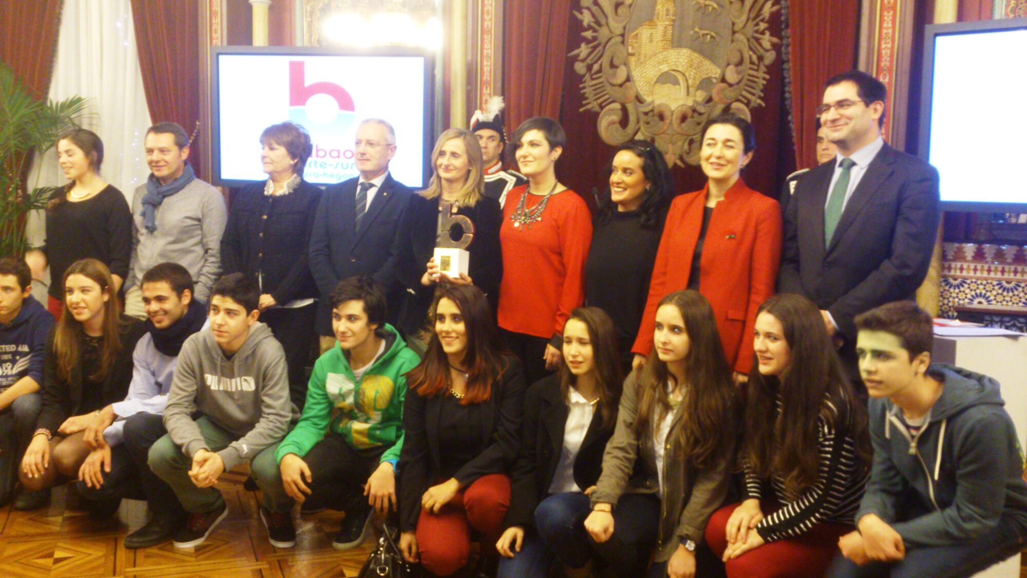EL AYUNTAMIENTO DE BILBAO CONCEDE EL PREMIO NORTE-SUR AL COLEGIO ESCOLAPIOS DE BILBAO