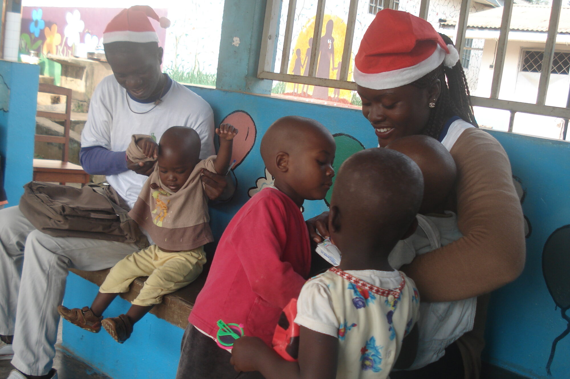 Voluntarios Escolapios: Navidad en familia con huérfanos de Yaundé