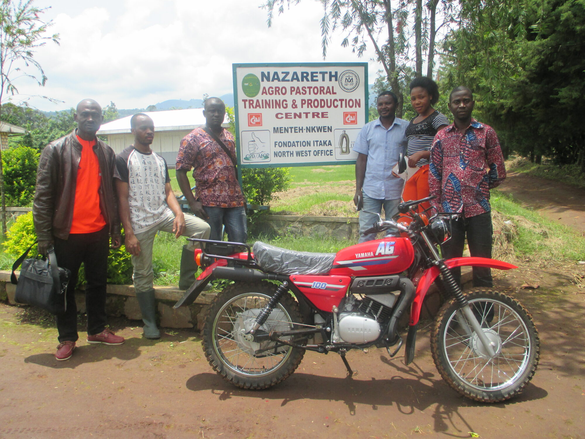 Entrega de una moto al Nazareth Centre de Menteh