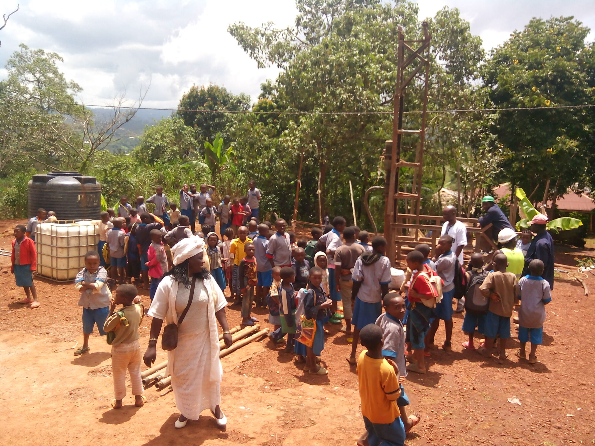 Bamendjou-Agua en nuestra escuela San Mauricio de Latsit