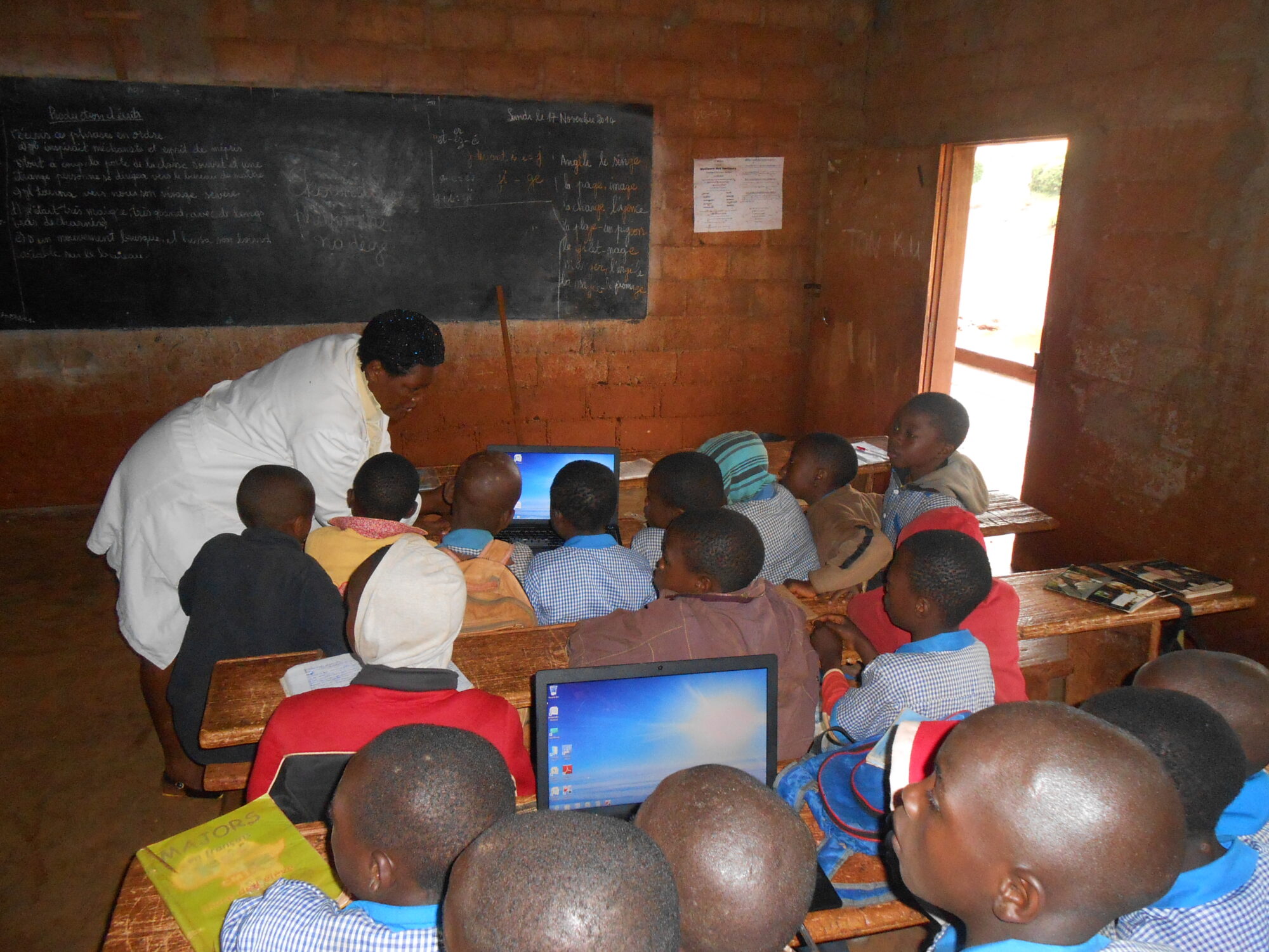 Clases “especiales” de informática en Bamendjou
