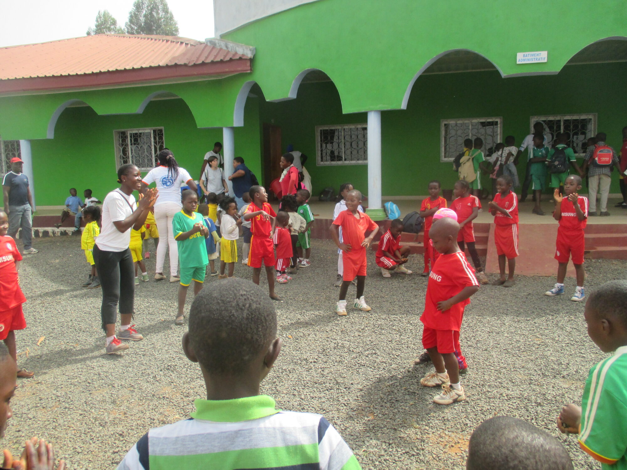 LES MONITORS ET LES ENFANTS DE BAMENDA VISITENT LE PARCOURS VITA DE BAMENDA