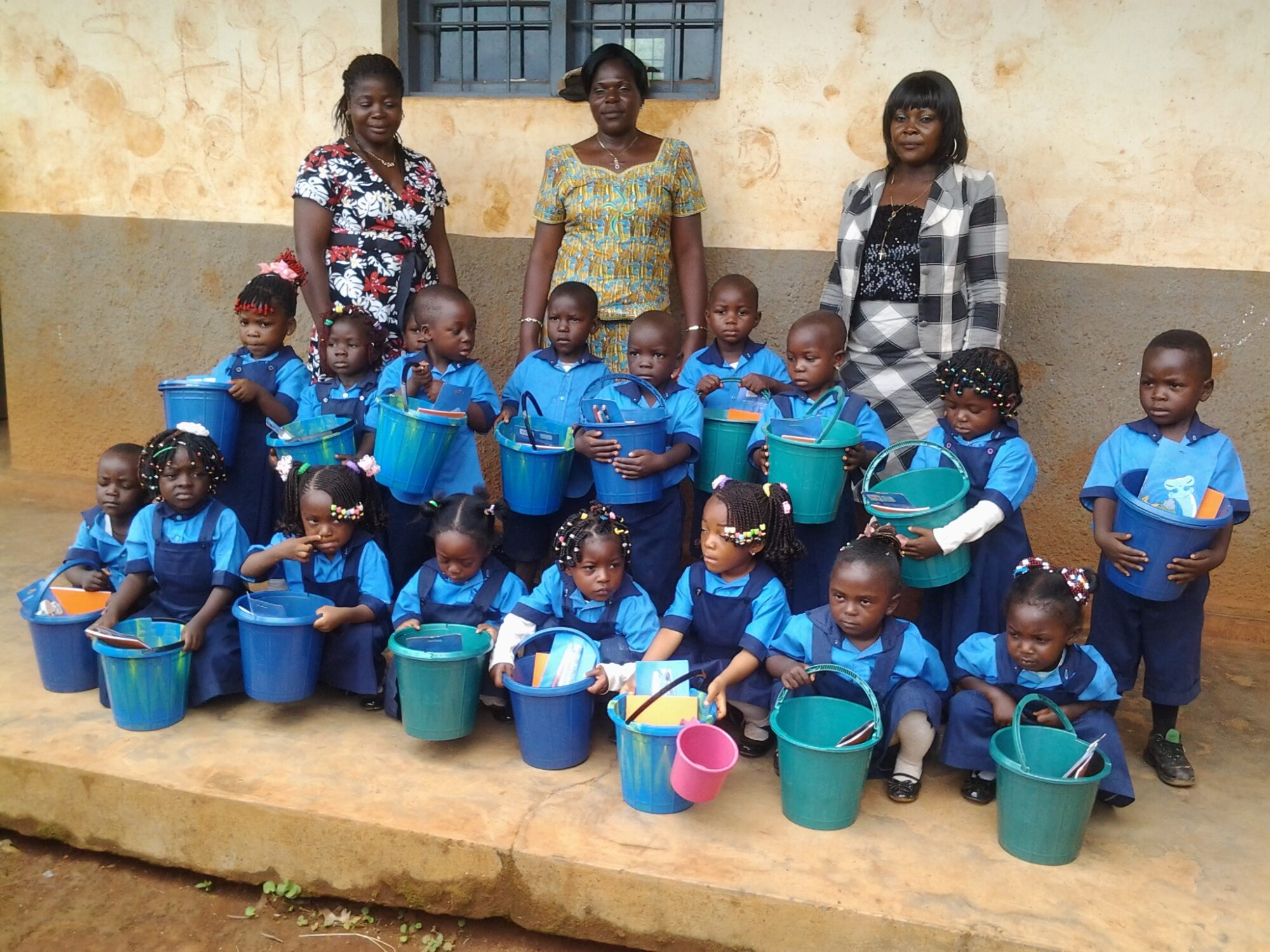 REMISE SOLENELLE DES CADEAUX ET DES RESULTATS AUX ENFANTS DE LA MATERNELLE DE BAMENDA