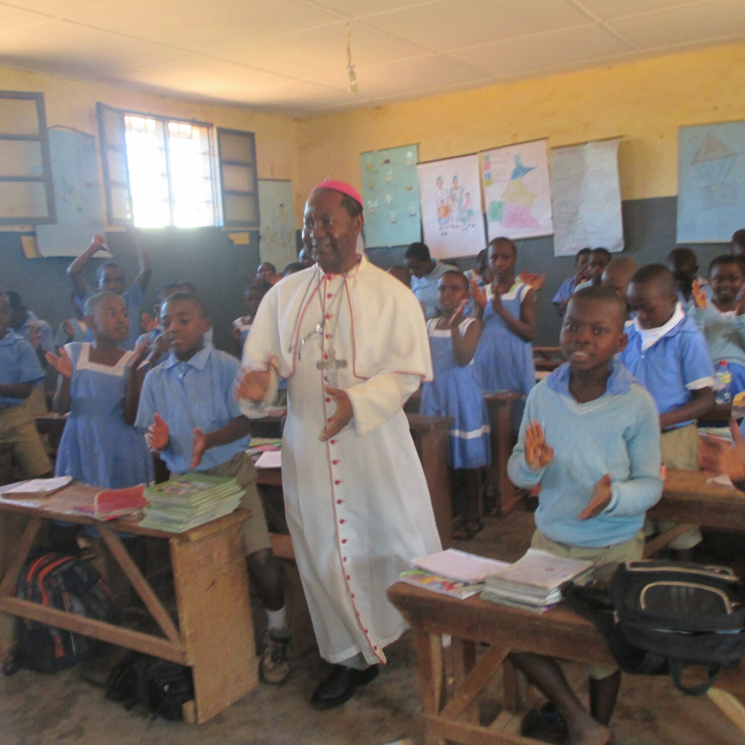 El Arzobispo de Bamenda visita nuestras escuelas de Futru, Menteh y Mbelem