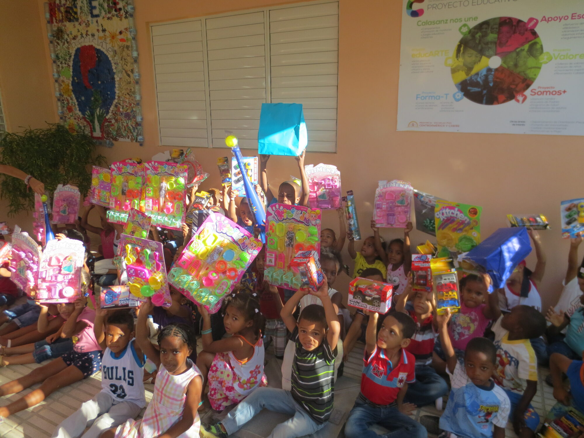 CCC La Puya- Santo Domingo realiza  entrega de juguetes con  motivo del día de los Reyes.