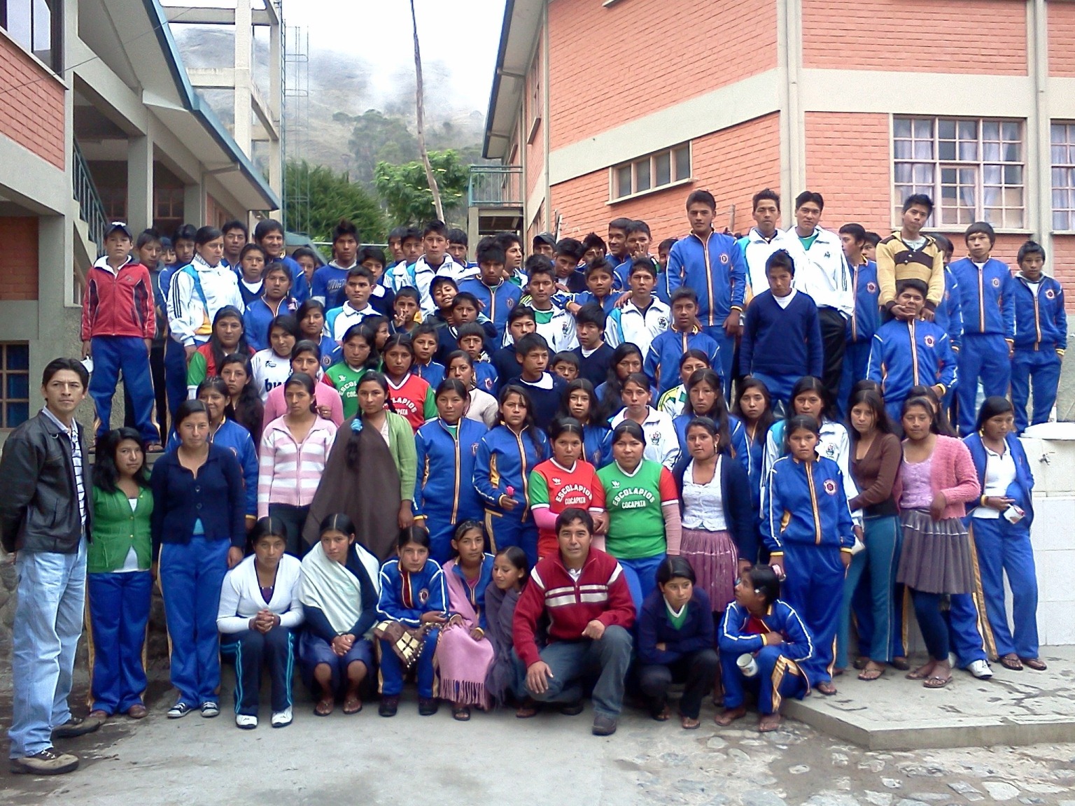 HACER POSIBLE LA ESCUELA A CIENTOS DE NIÑOS