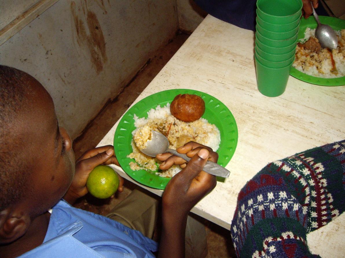 DAR DE COMER A MÁS DE 3.000 NIÑOS