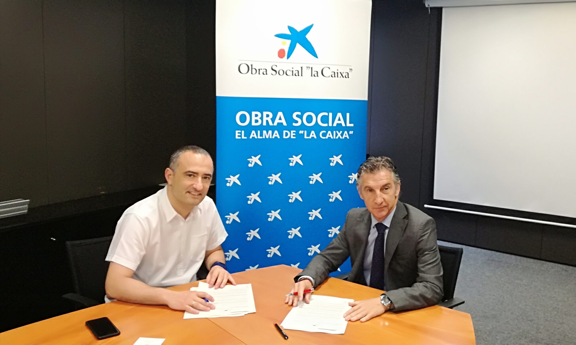 ITAKA-ESCOLAPIOS Y LA OBRA SOCIAL "LA CAIXA" FIRMAN UN CONVENIO PARA EL PROGRAMA OJALÁ