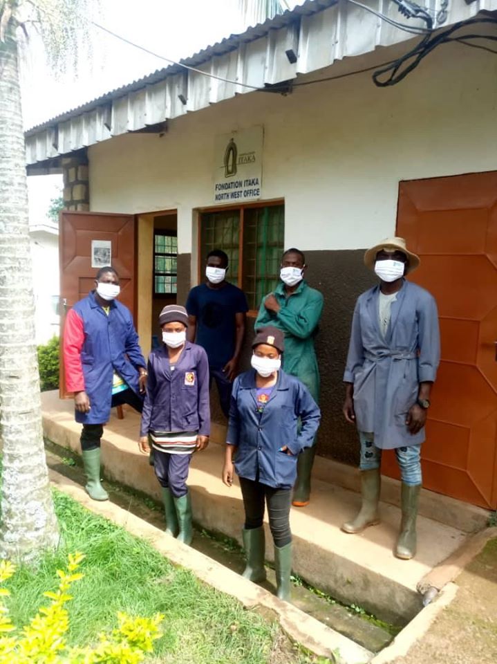 EN CASA… ABRIENDO LAS MANOS Y EL CORAZÓN