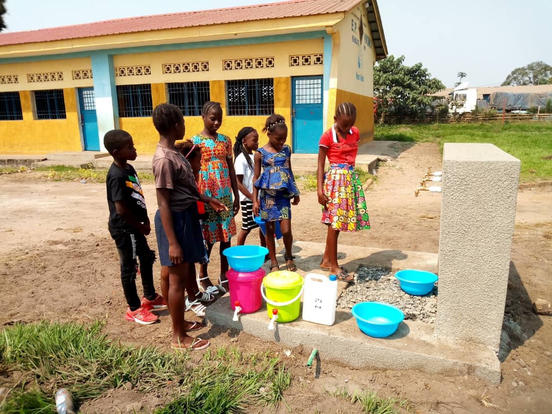 AGUA POTABLE EN KIKONKA (RD DEL CONGO)