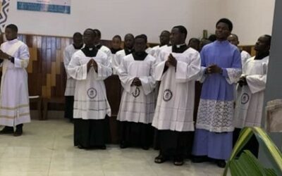 Ceremonia de bienvenida del nuevo párroco y del equipo pastoral de la Parroquia del Bautismo de Jesús y San Ambrosio de la Cité-verte Yaundé